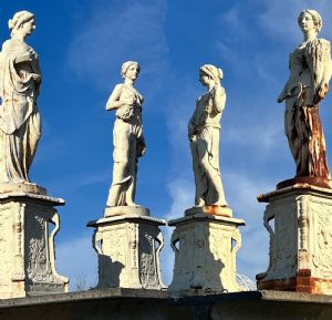 Estátuas das quatro estações em ferro fundido com pedestal